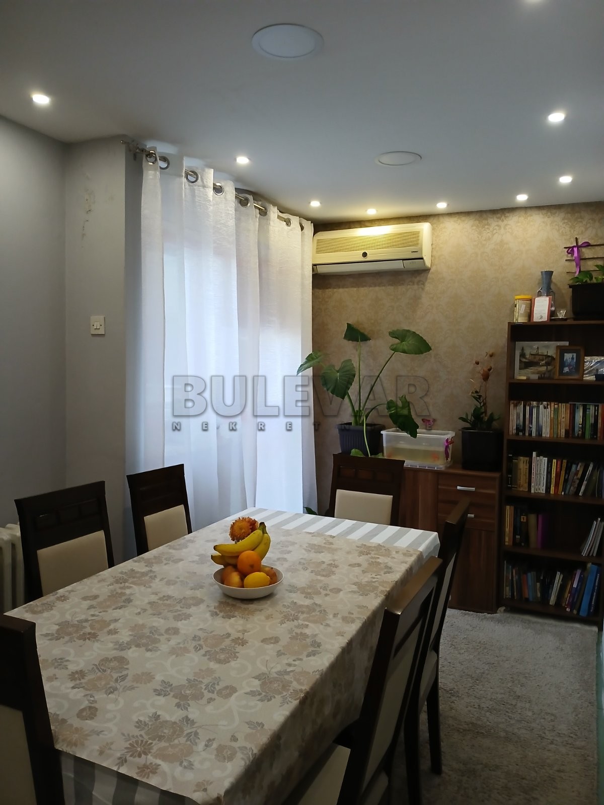 Četvorosoban stan u soliteru na Maloj Vagi od 91 m²