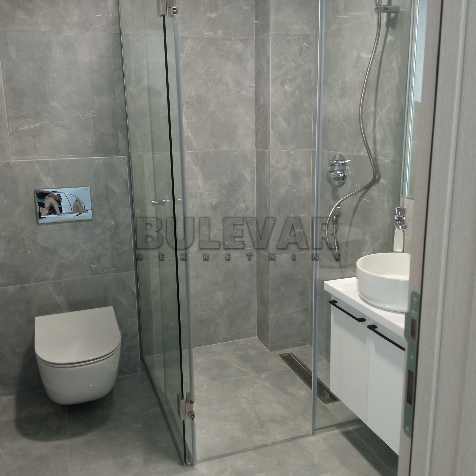 Kragujevac, izuzetna lokacija -  Izdavanje, stan za kancelarijski prostor, 2.sprat, 44 m2