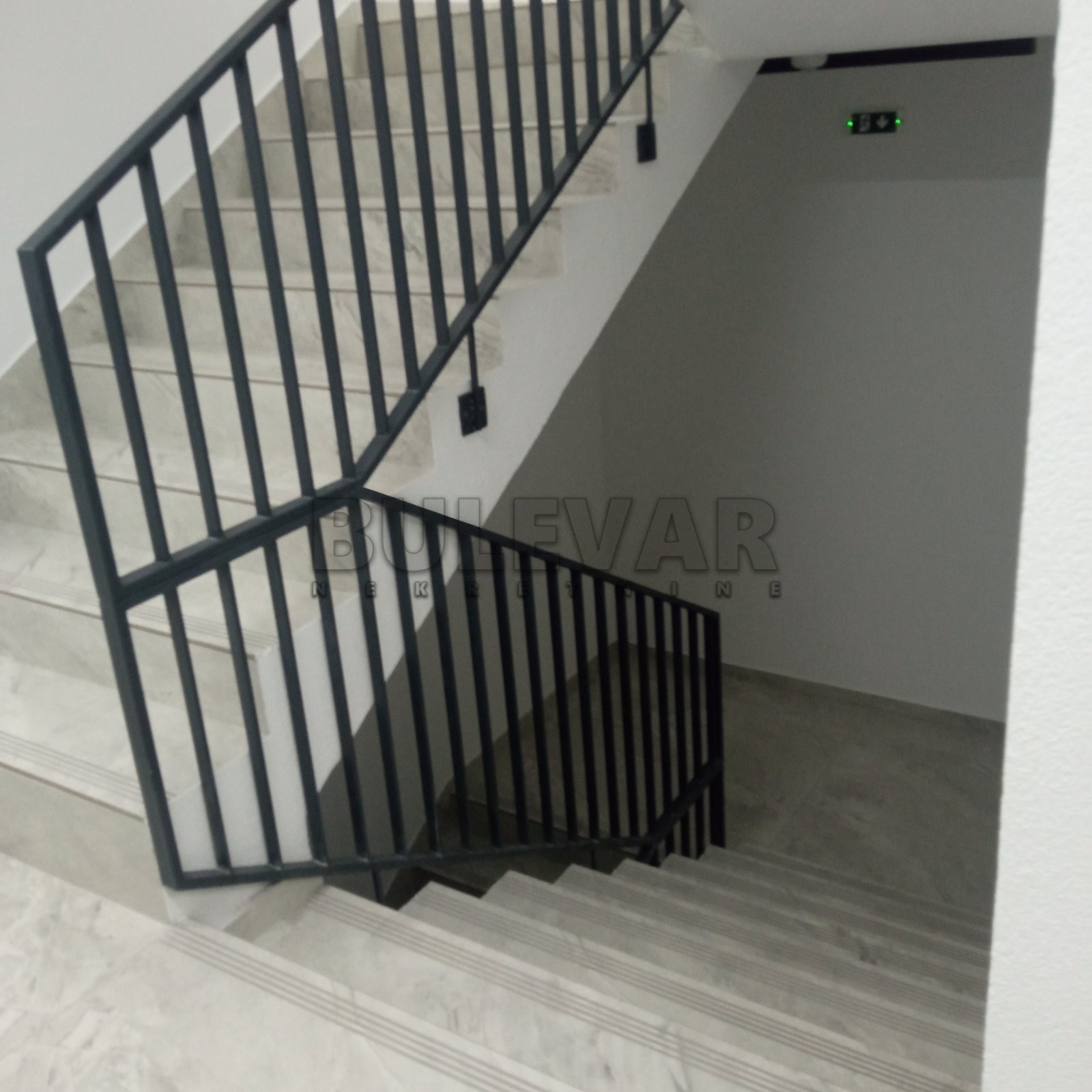 Kragujevac, izuzetna lokacija -  Izdavanje, stan za kancelarijski prostor, 2.sprat, 44 m2