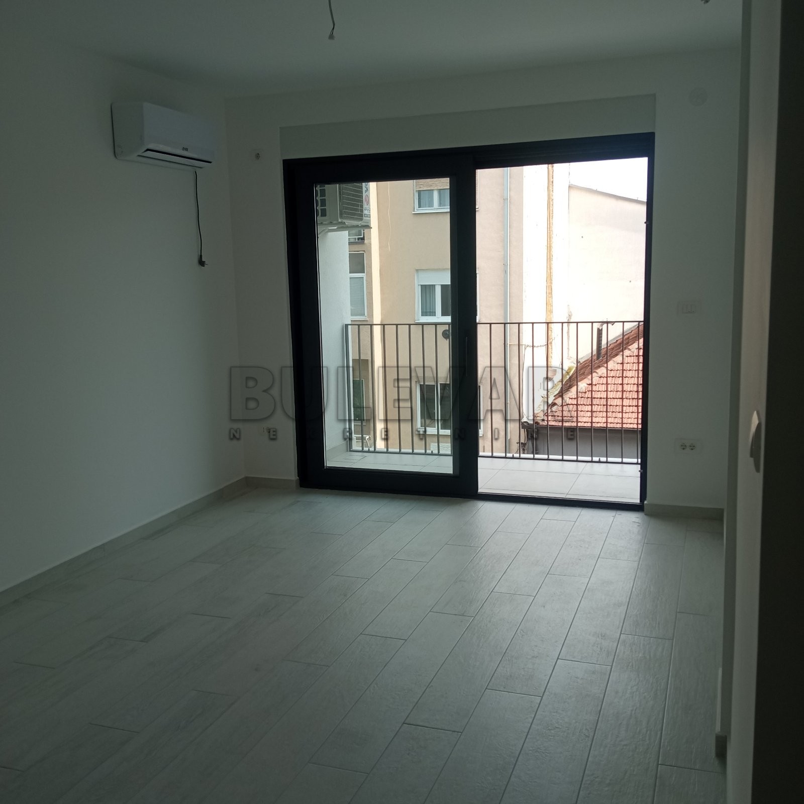 Kragujevac, izuzetna lokacija -  Izdavanje, stan za kancelarijski prostor, 2.sprat, 44 m2