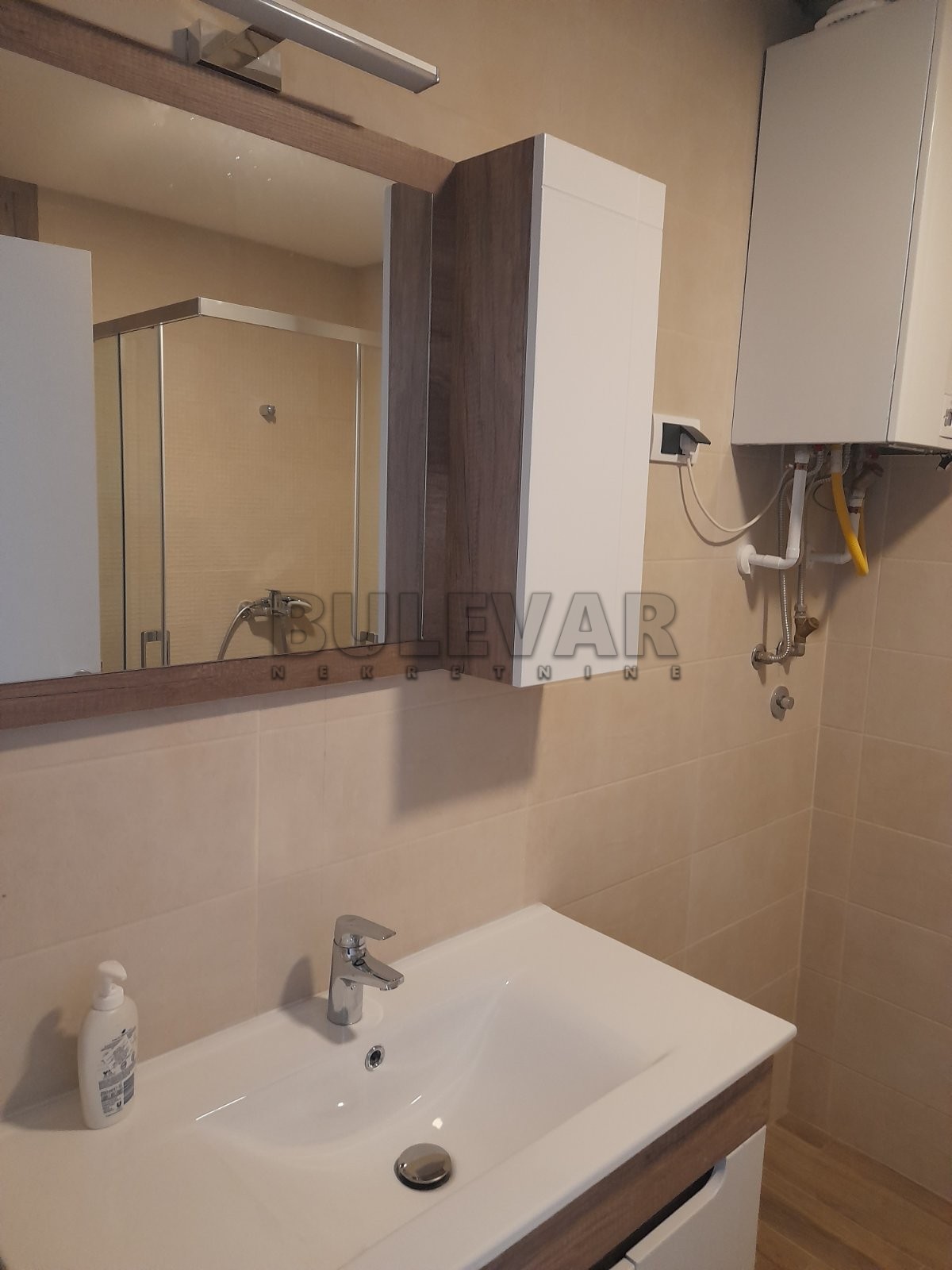 Izdaje se namešten stan na Vašarištu