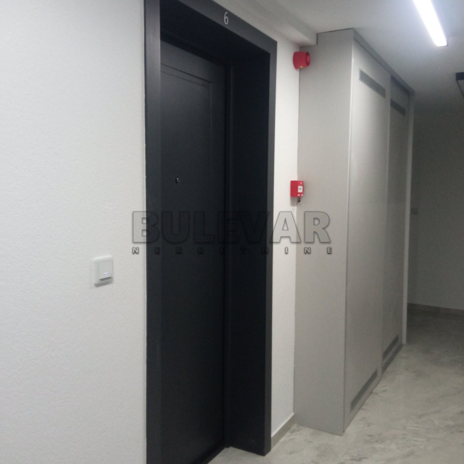 Kragujevac, izuzetna lokacija -  Izdavanje, stan za kancelarijski prostor, 2.sprat, 44 m2