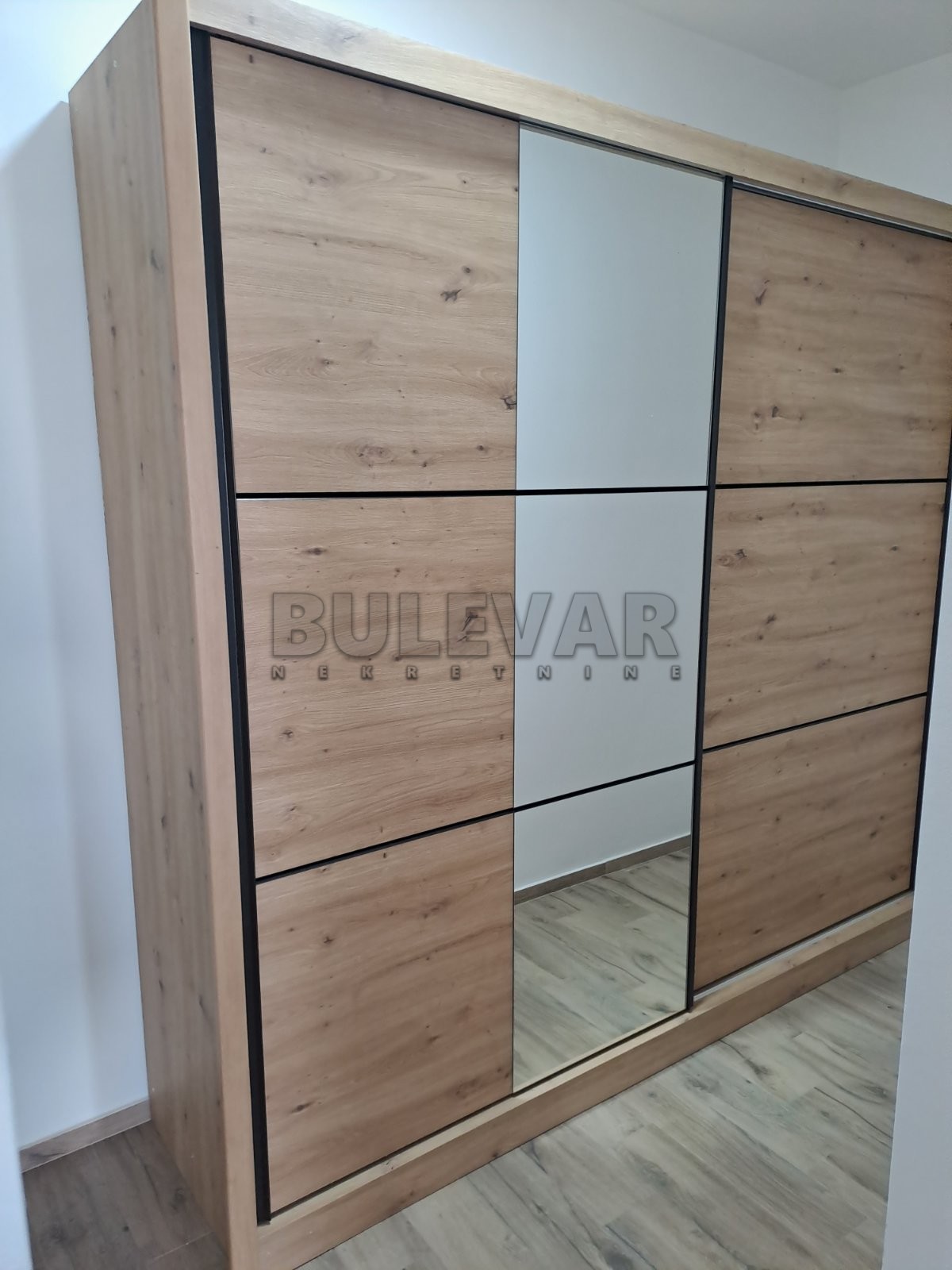 Izdaje se namešten stan na Vašarištu