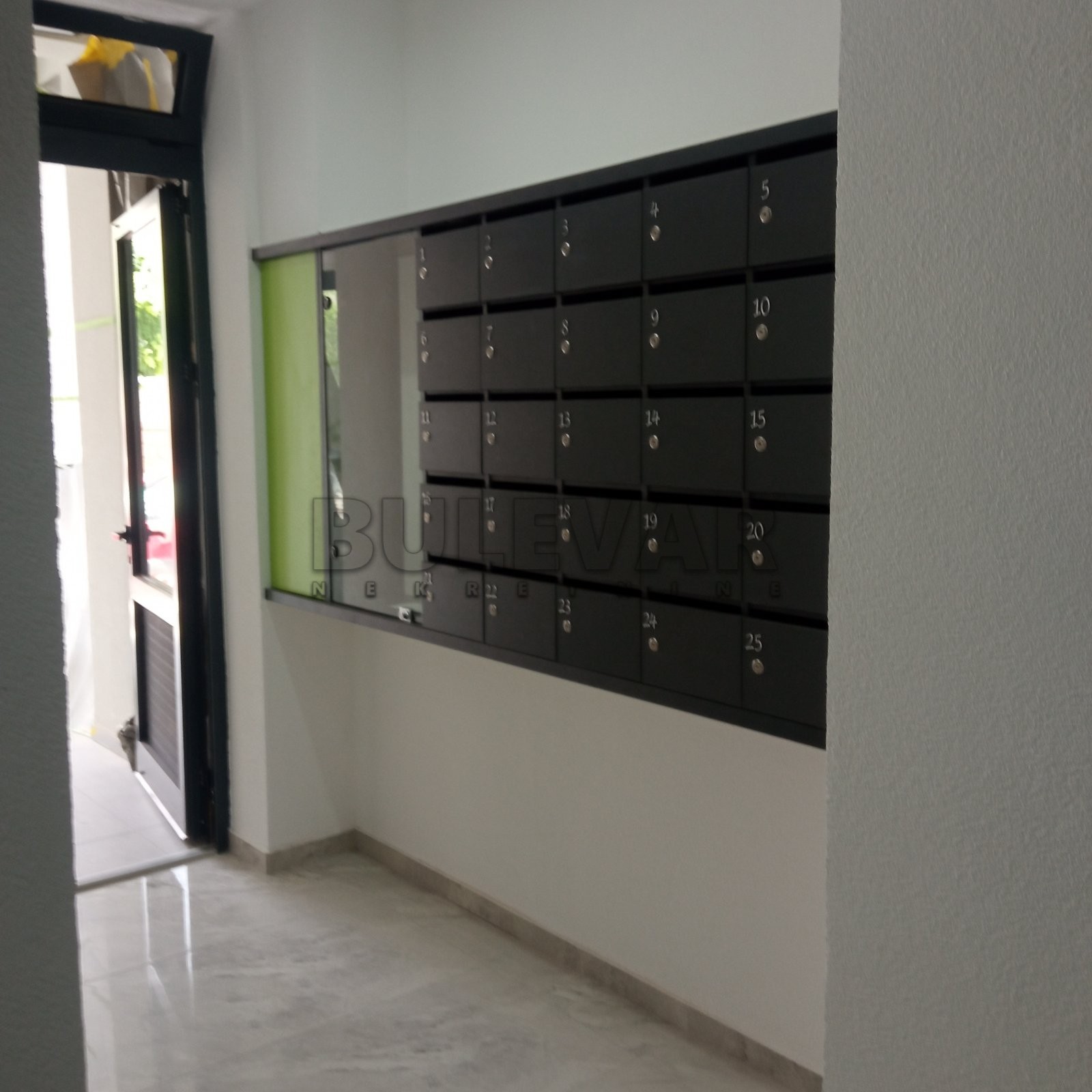 Kragujevac, izuzetna lokacija -  Izdavanje, stan za kancelarijski prostor, 2.sprat, 44 m2