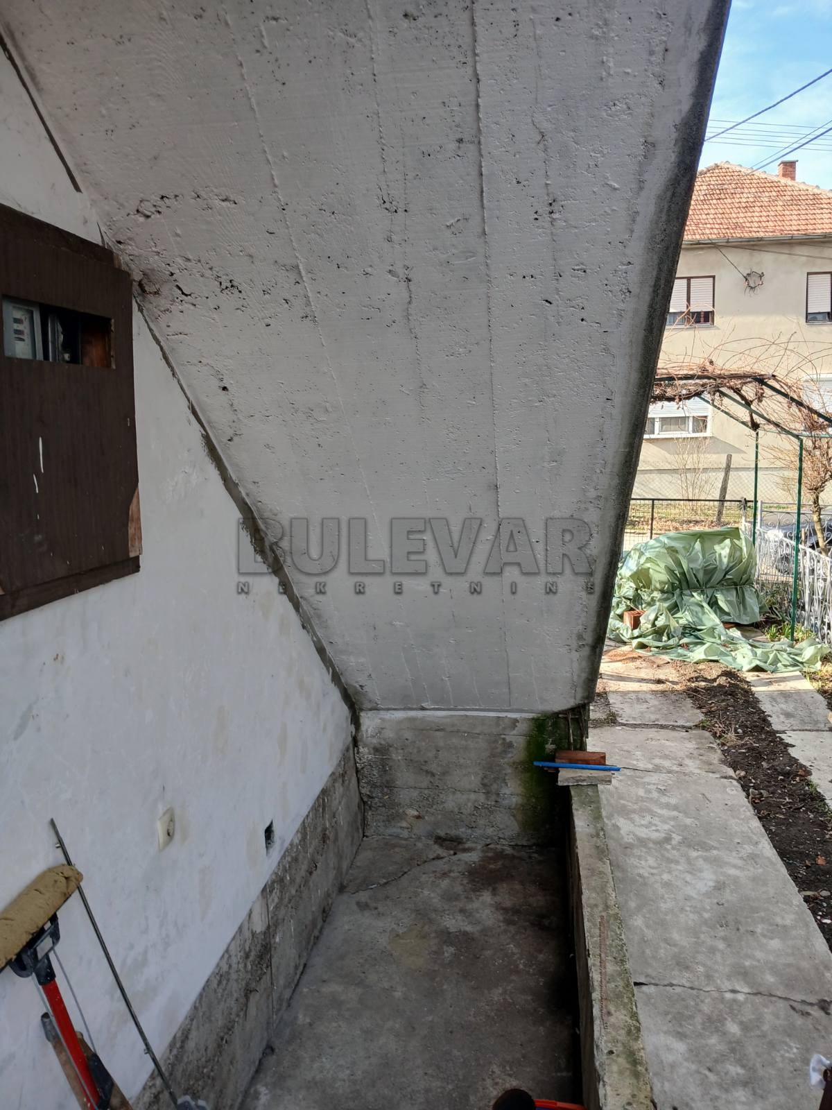 U ponudi stan u Bresnici  od 98 m2 sa dvorištem