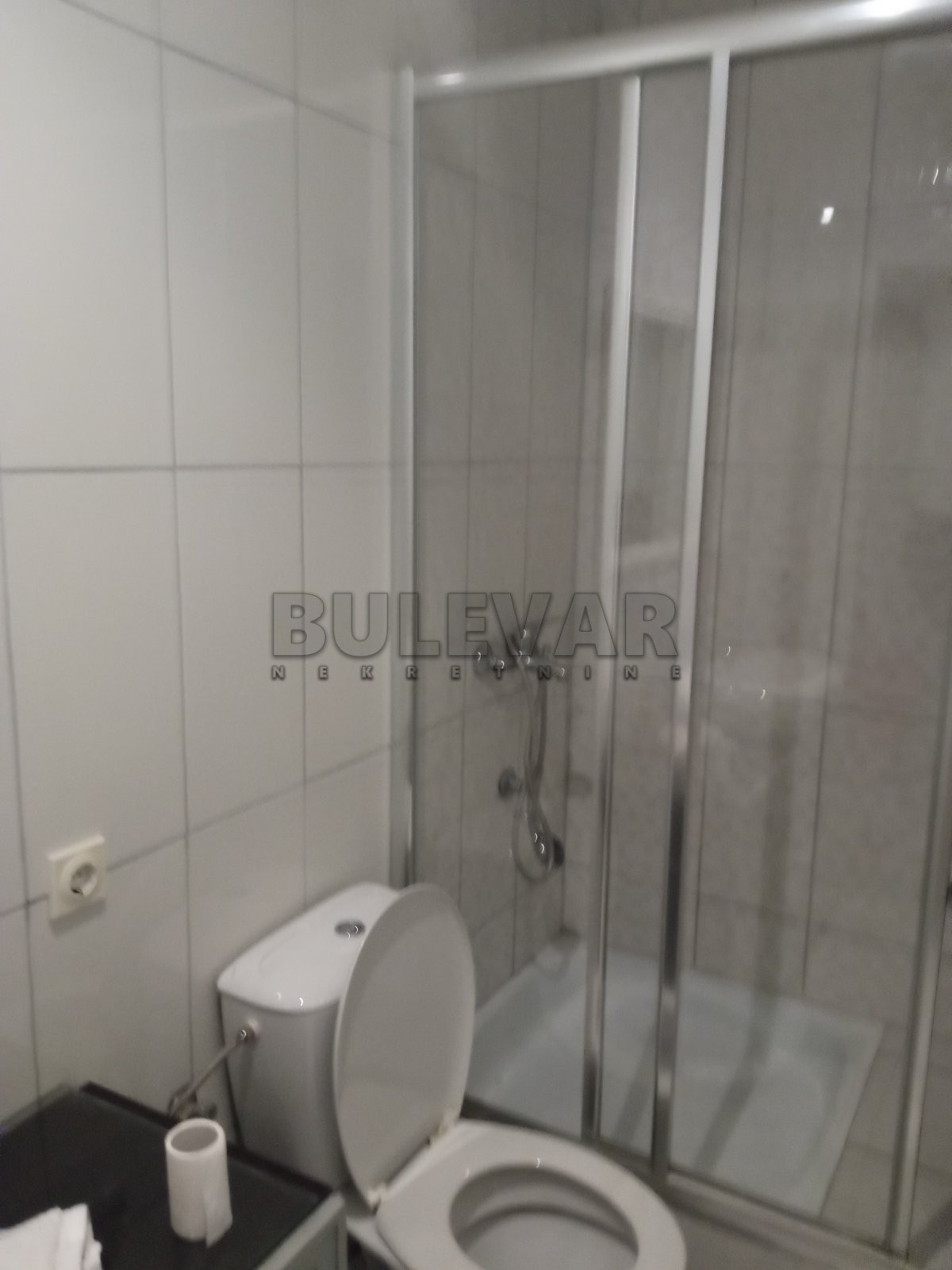Stambeno poslovni prostor u Kragujevcu, centar, površina 74 m2, dva ulaza,