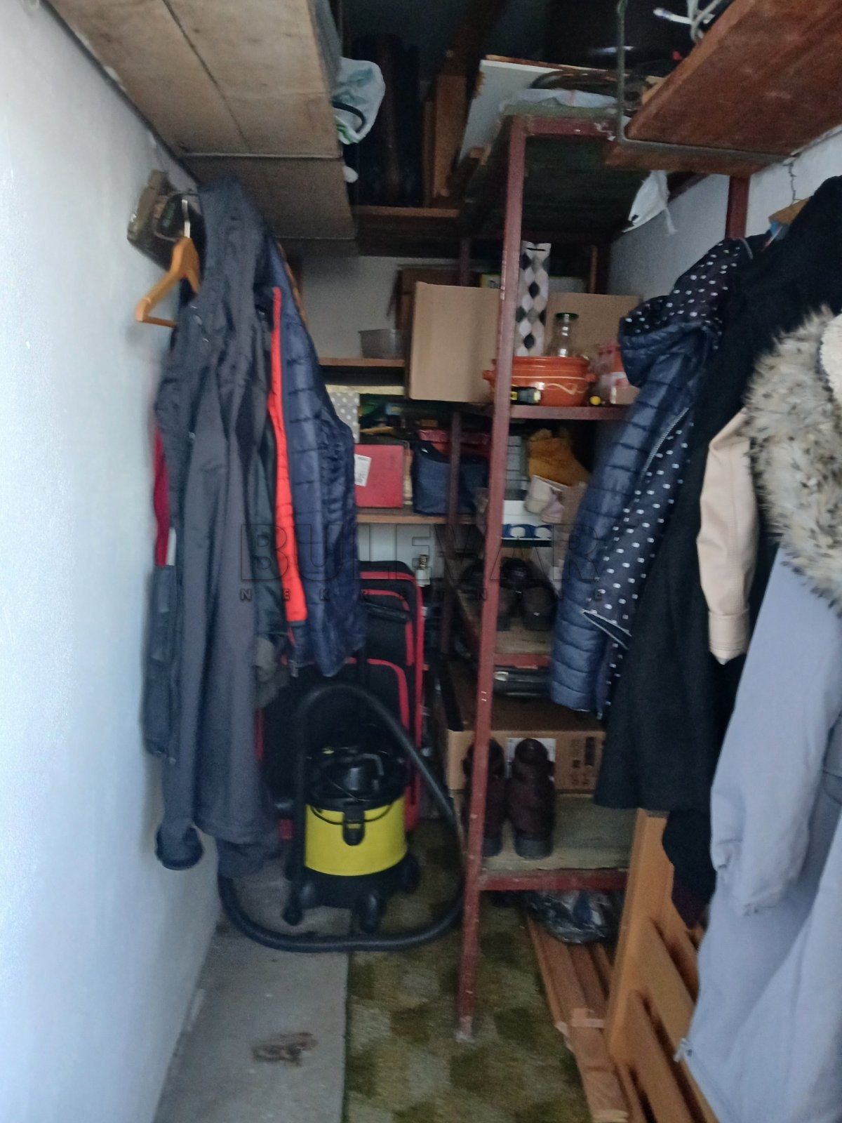 Četvorosoban stan u soliteru na Maloj Vagi od 91 m²