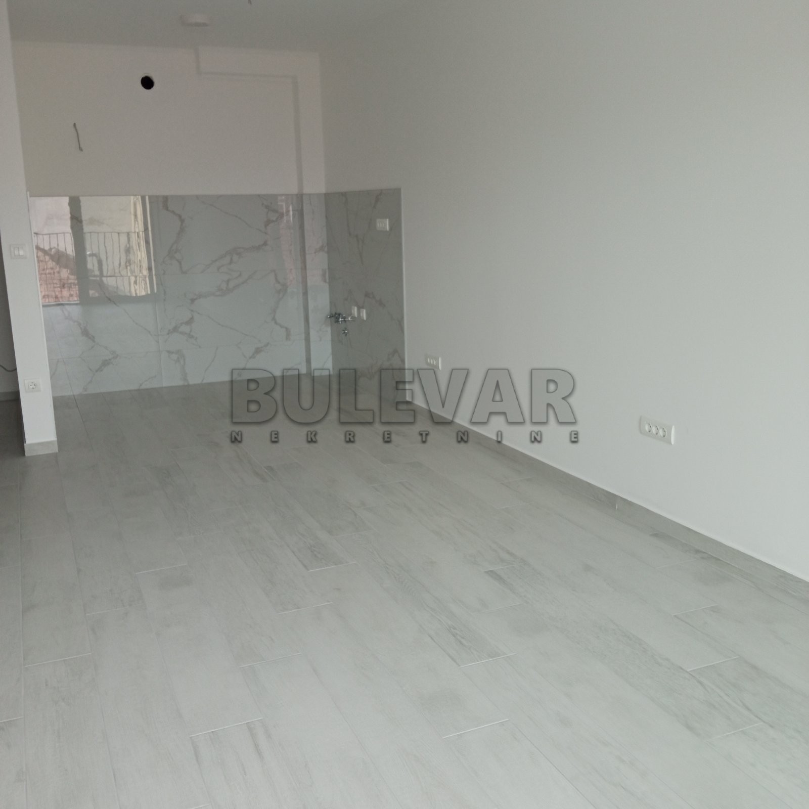 Kragujevac, izuzetna lokacija -  Izdavanje, stan za kancelarijski prostor, 2.sprat, 44 m2 - Centar - 44.00m² - 350€