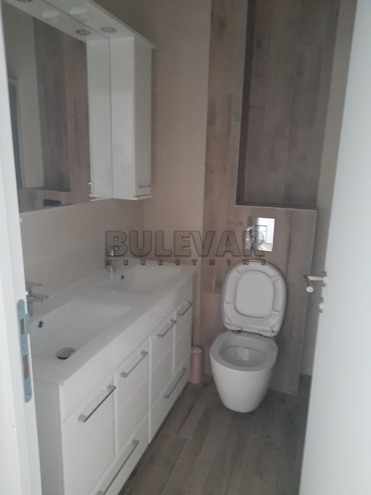 Izdaje se namešten stan na Vašarištu