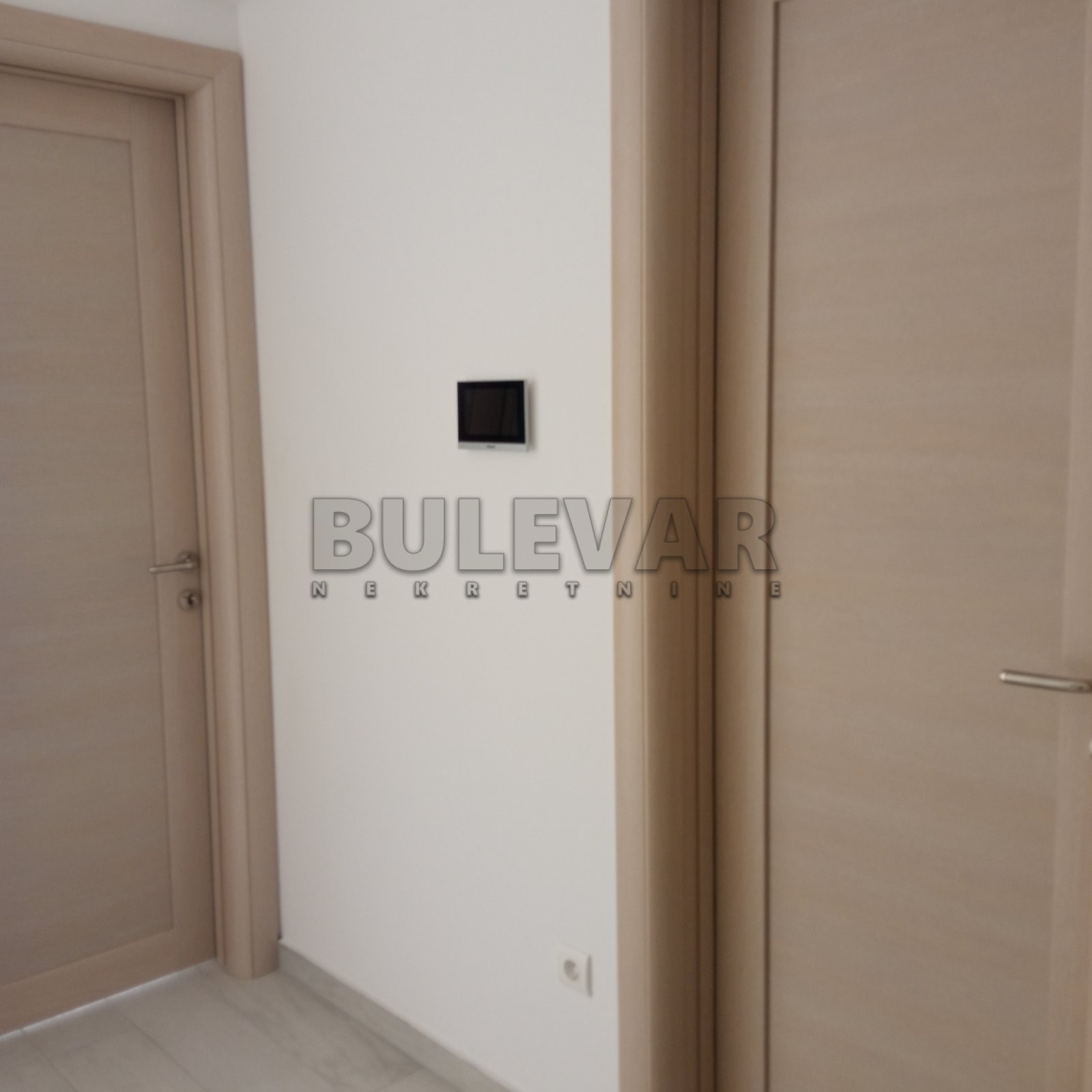 Kragujevac, izuzetna lokacija -  Izdavanje, stan za kancelarijski prostor, 2.sprat, 44 m2