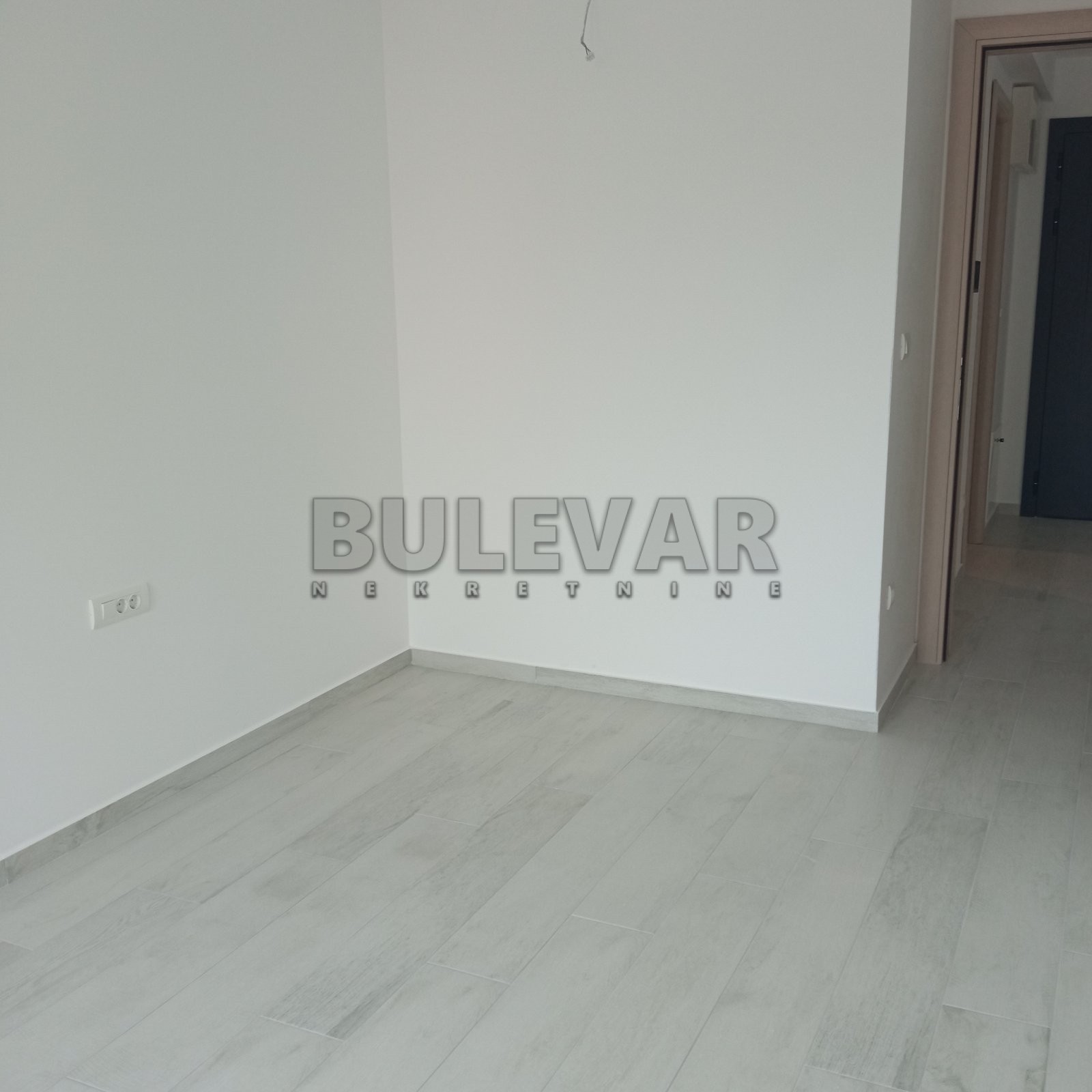 Kragujevac, izuzetna lokacija -  Izdavanje, stan za kancelarijski prostor, 2.sprat, 44 m2