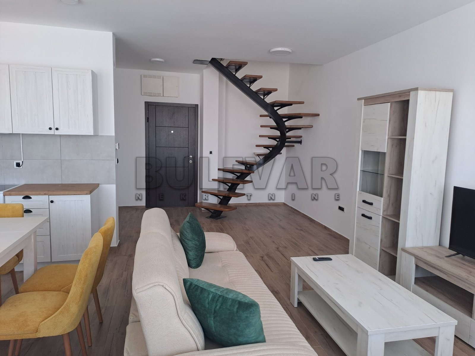 Izdaje se namešten stan na Vašarištu