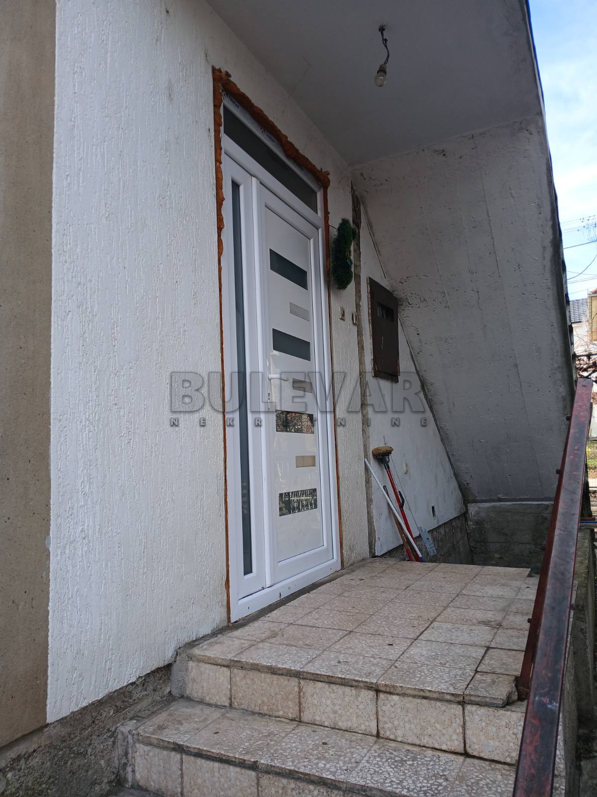 U ponudi stan u Bresnici  od 98 m2 sa dvorištem