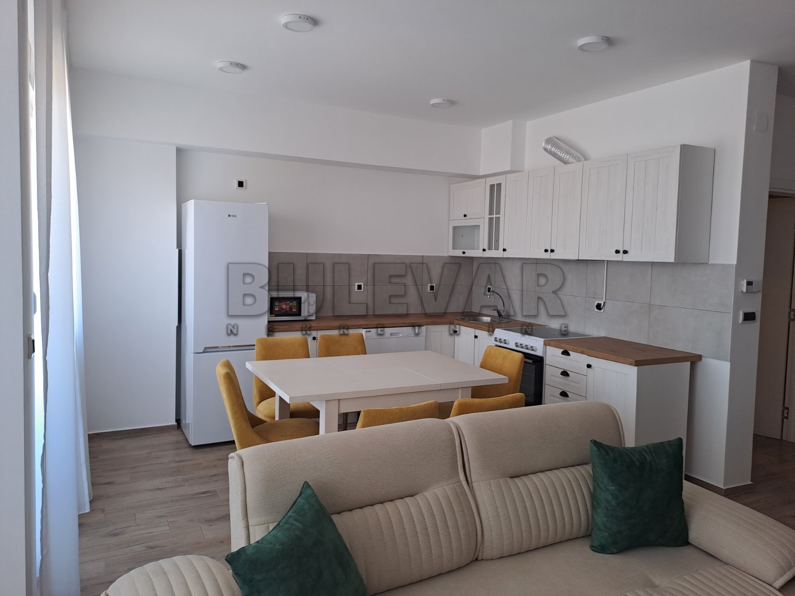 Izdaje se namešten stan na Vašarištu