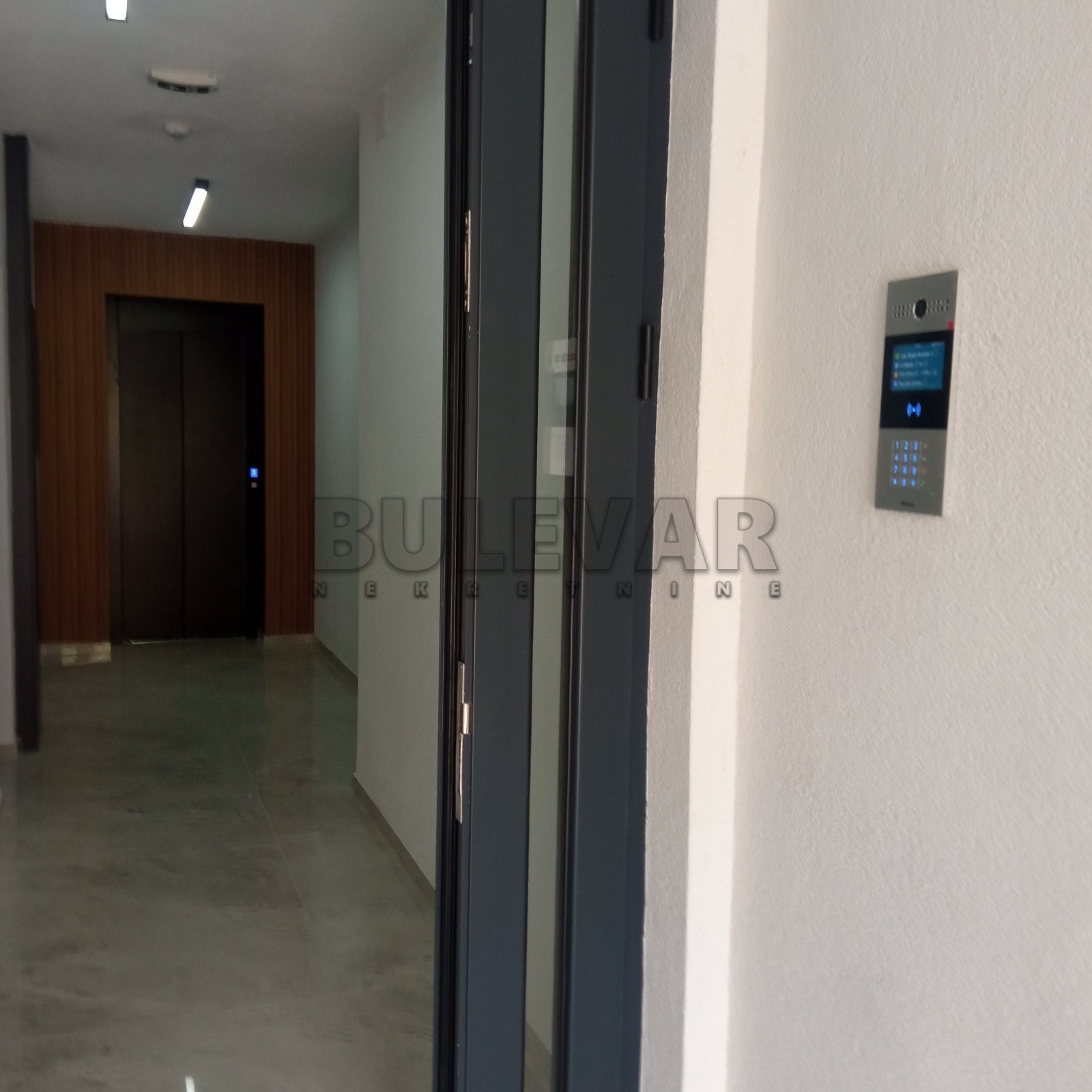 Kragujevac, izuzetna lokacija -  Izdavanje, stan za kancelarijski prostor, 2.sprat, 44 m2