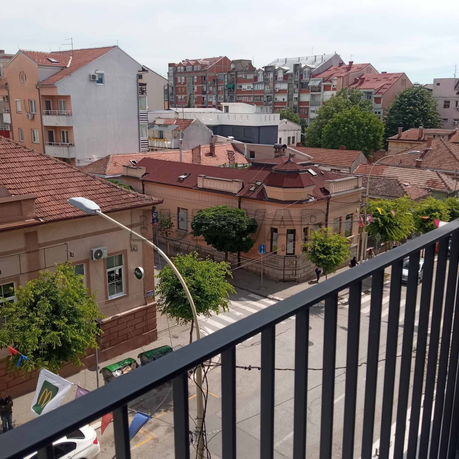 Kragujevac, izuzetna lokacija -  Izdavanje, stan za kancelarijski prostor, 2.sprat, 44 m2