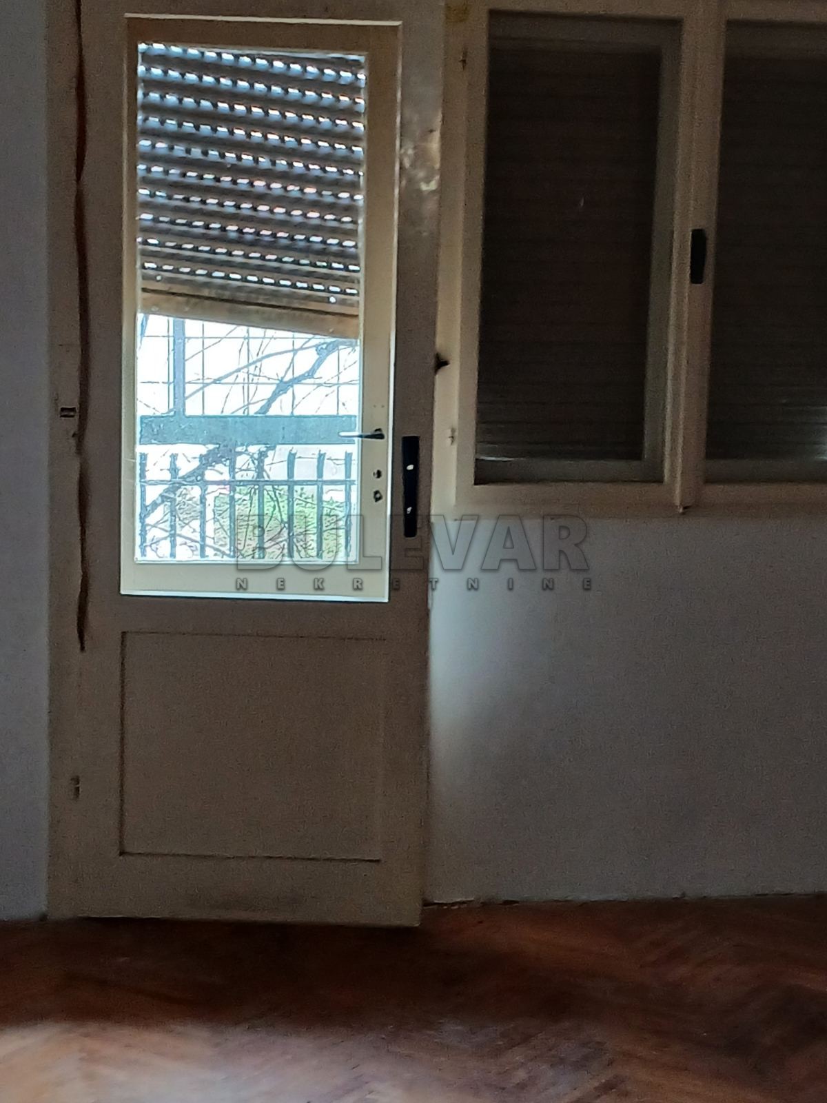 U ponudi stan u Bresnici  od 98 m2 sa dvorištem