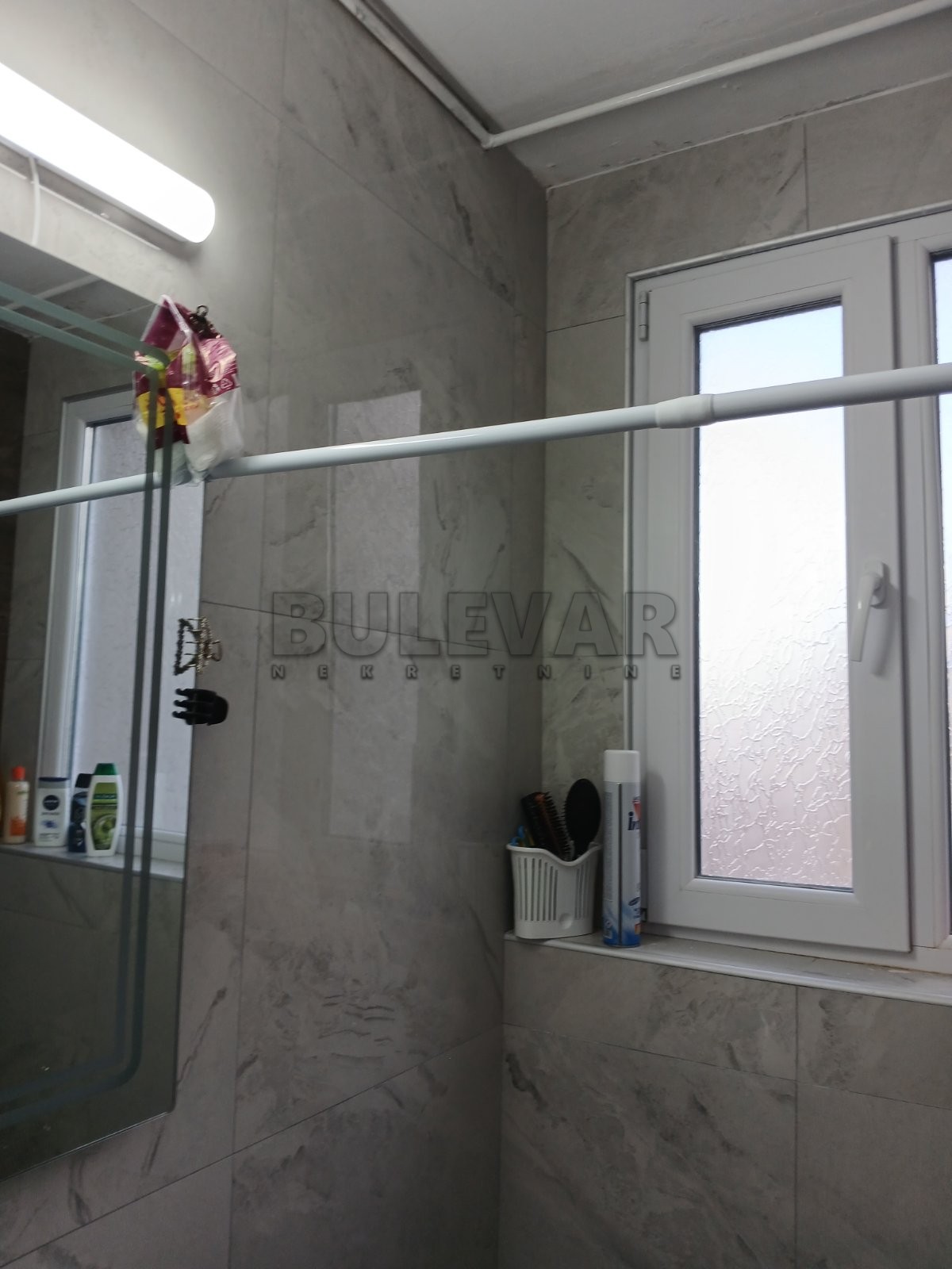 Četvorosoban stan u soliteru na Maloj Vagi od 91 m²