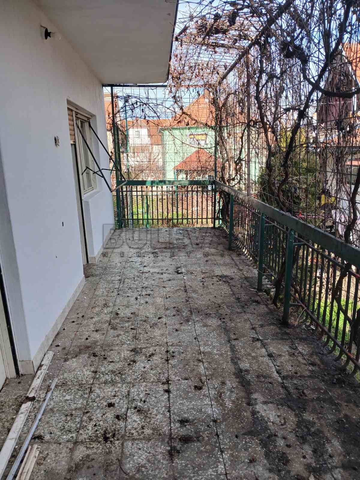 U ponudi stan u Bresnici  od 98 m2 sa dvorištem