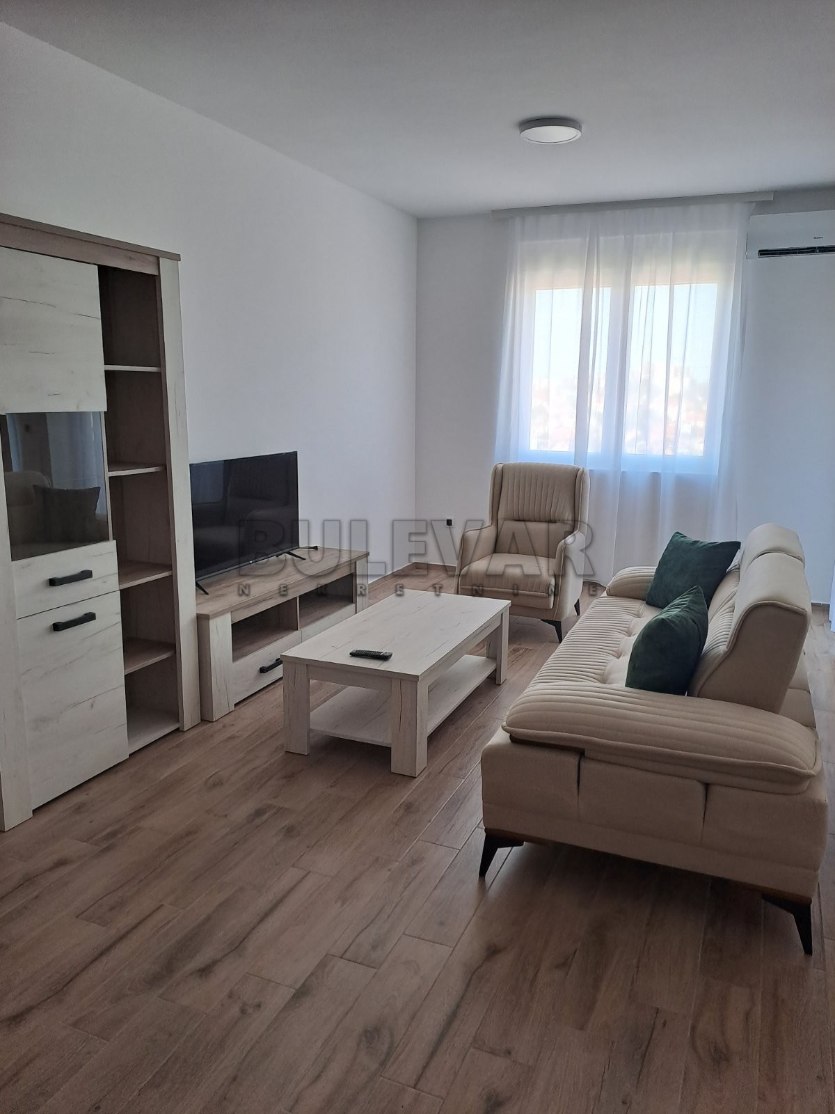 Izdaje se namešten stan na Vašarištu - Vašarište - 76.00m² - 550€