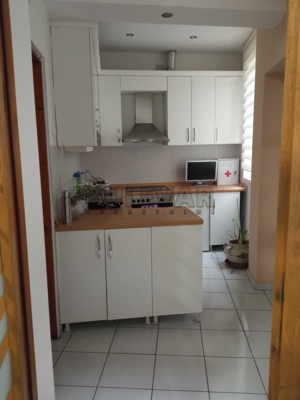 Stambeno poslovni prostor u Kragujevcu, centar, površina 74 m2, dva ulaza,