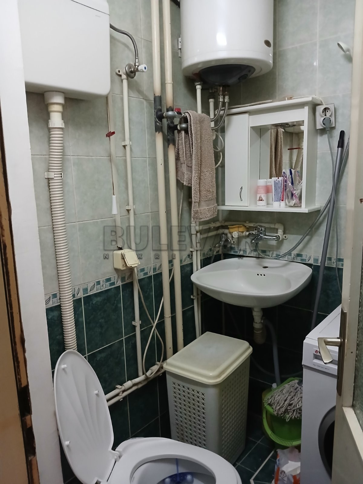 Četvorosoban stan u soliteru na Maloj Vagi od 91 m²