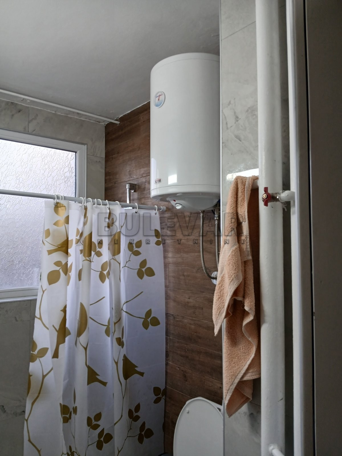 Četvorosoban stan u soliteru na Maloj Vagi od 91 m²