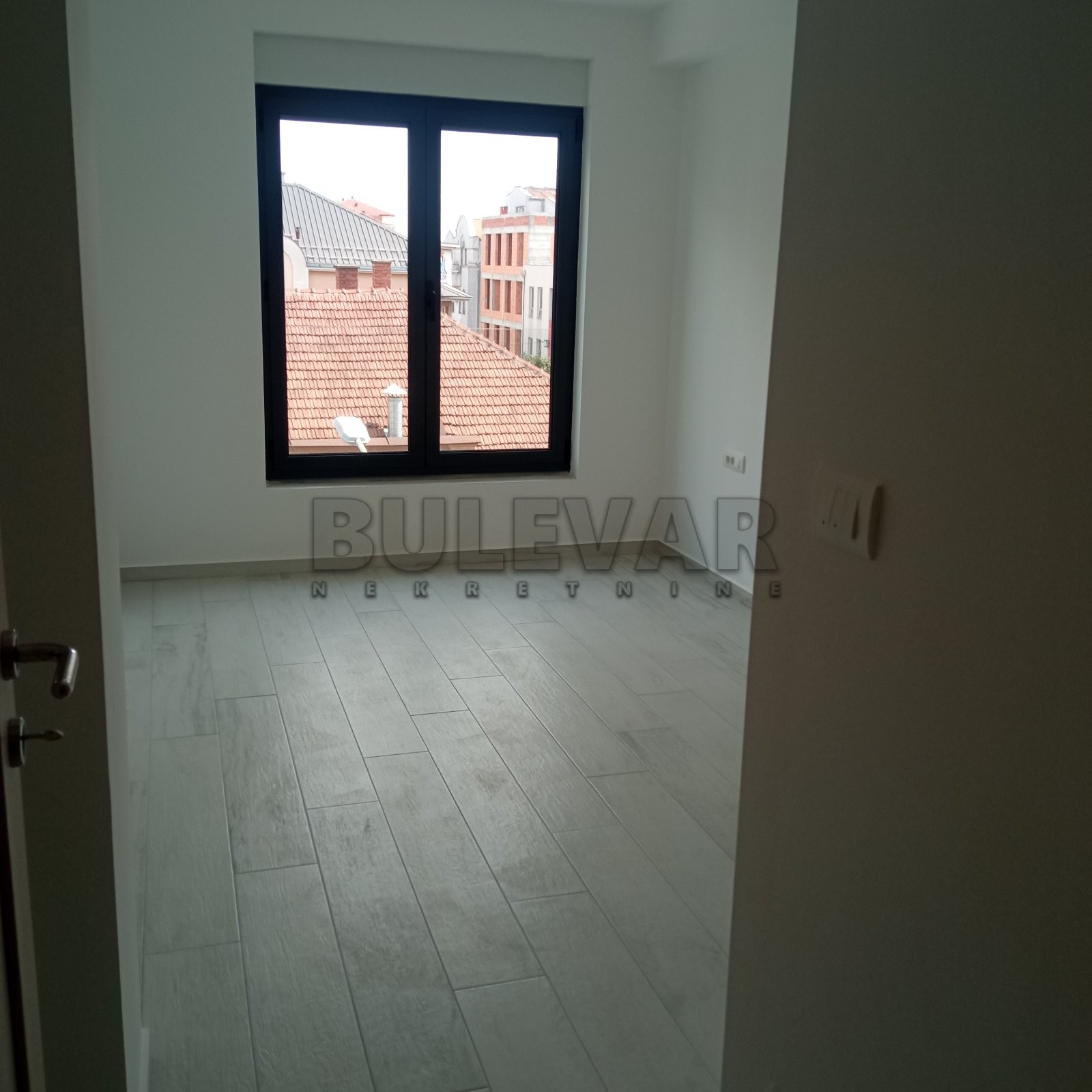 Kragujevac, izuzetna lokacija -  Izdavanje, stan za kancelarijski prostor, 2.sprat, 44 m2