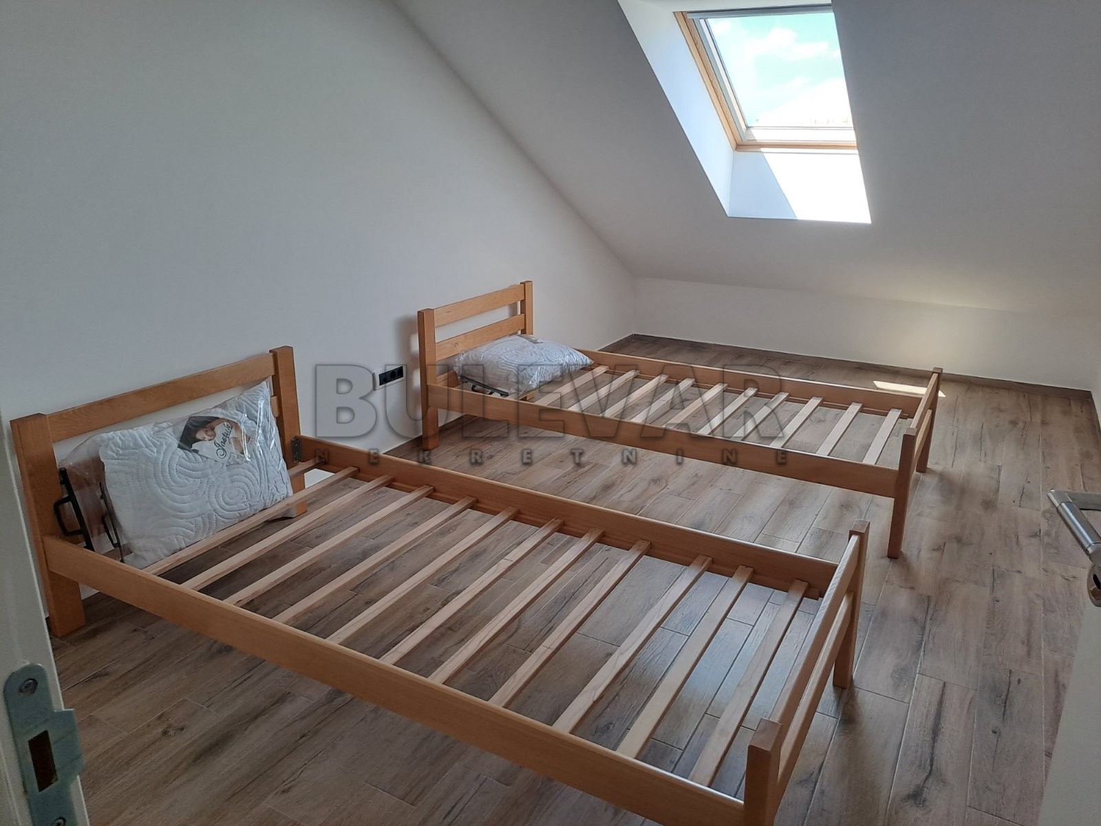 Izdaje se namešten stan na Vašarištu