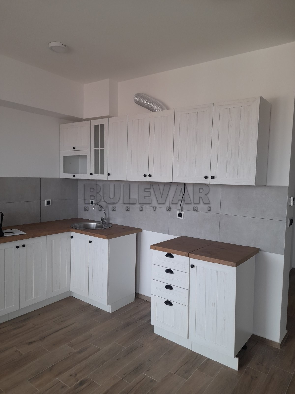 Izdaje se namešten stan na Vašarištu