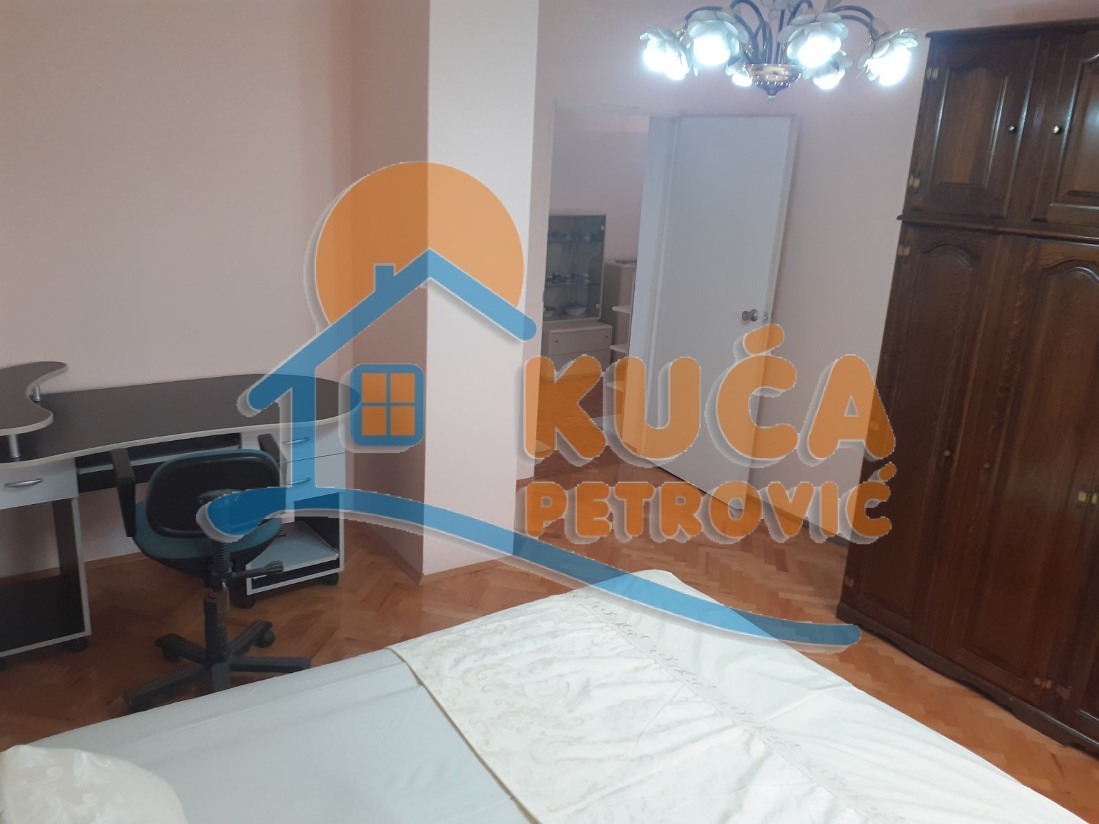 Izdaje se stan u kući u samom centru grada 99m2