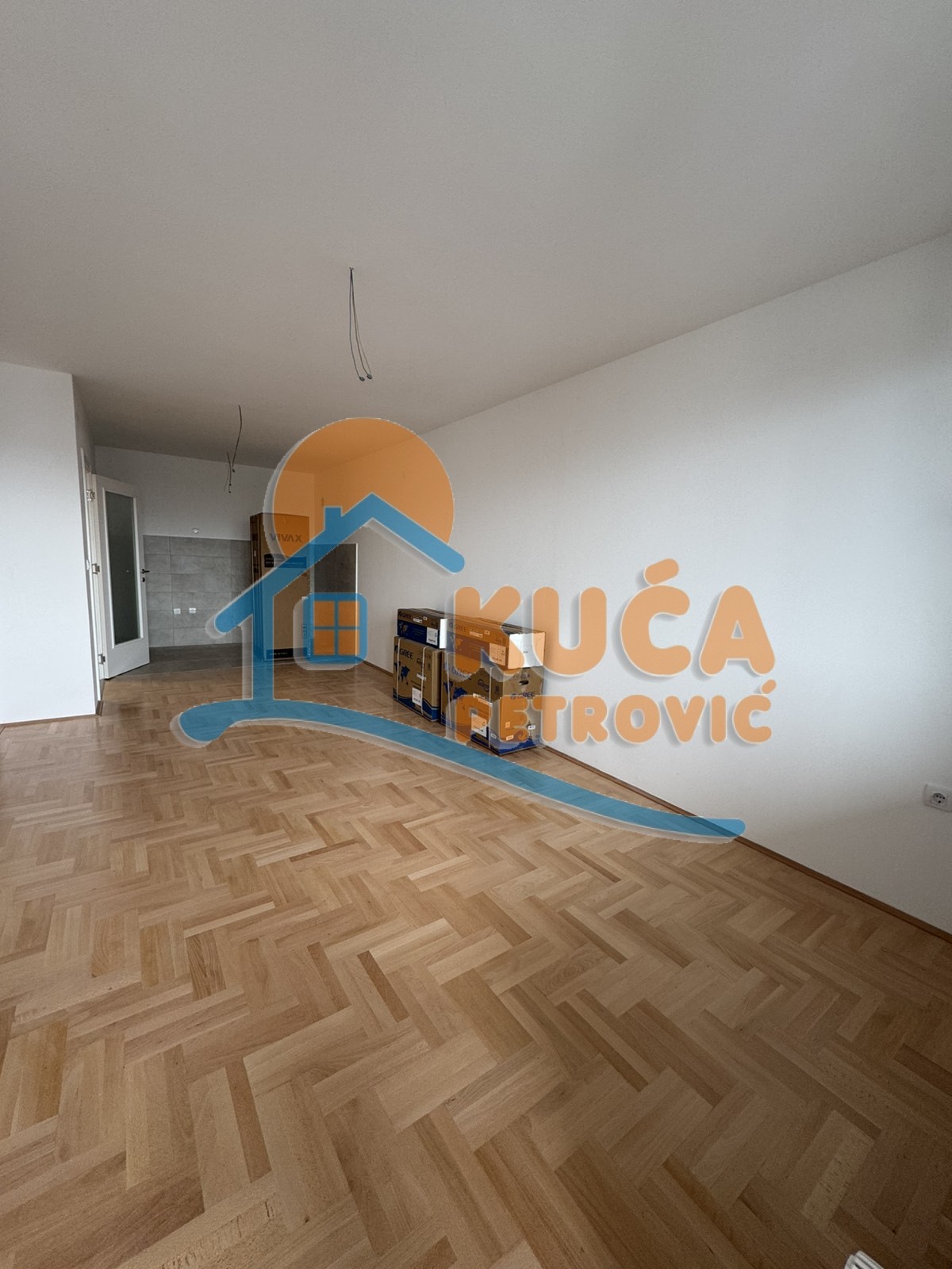 Izdaje se neuseljavan, polunamešten stan u Dušanovoj ulici, pored Berte, 53m2