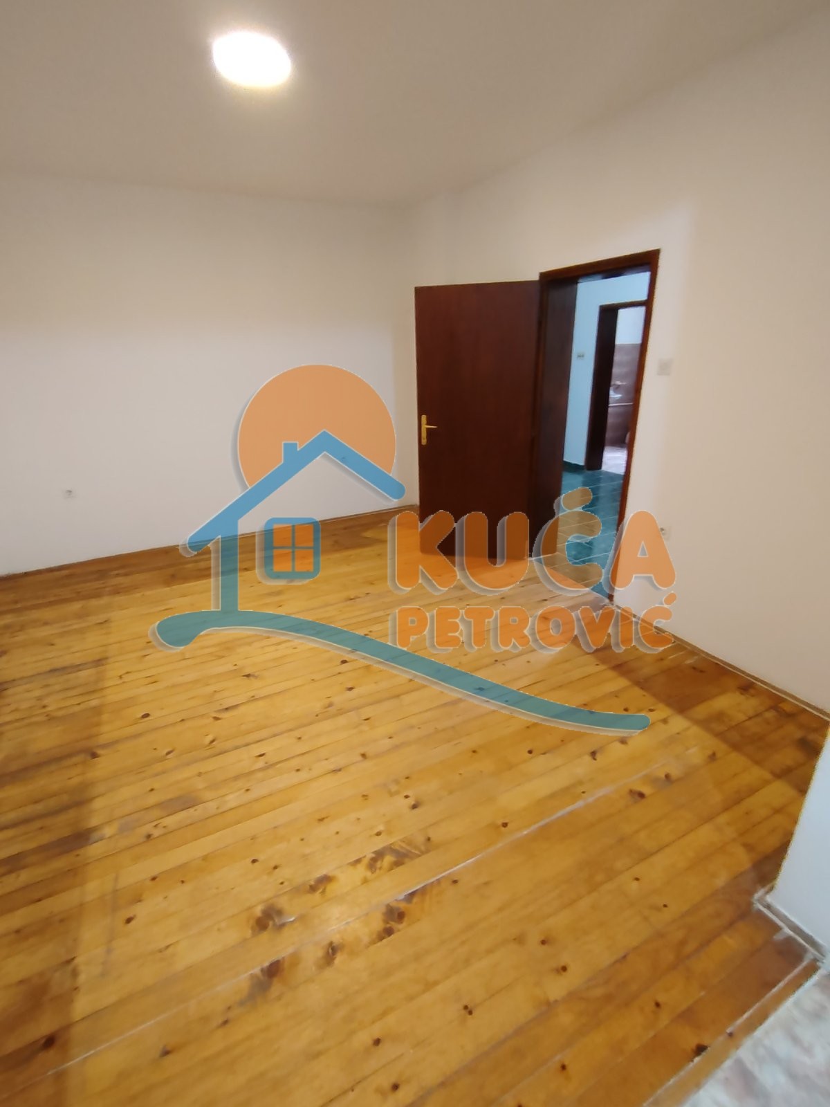 Izdaje se nenamešten stan u prizemlju kuće, 50m2 - Ledena stena - 50.00m² - 250€