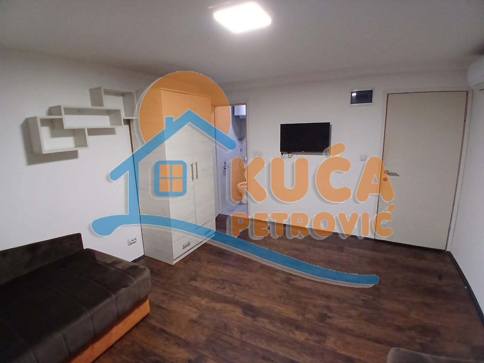 Izdaje se nameštena soba sa sopstvenim kupatilom, 20m2, grejanje na struju
