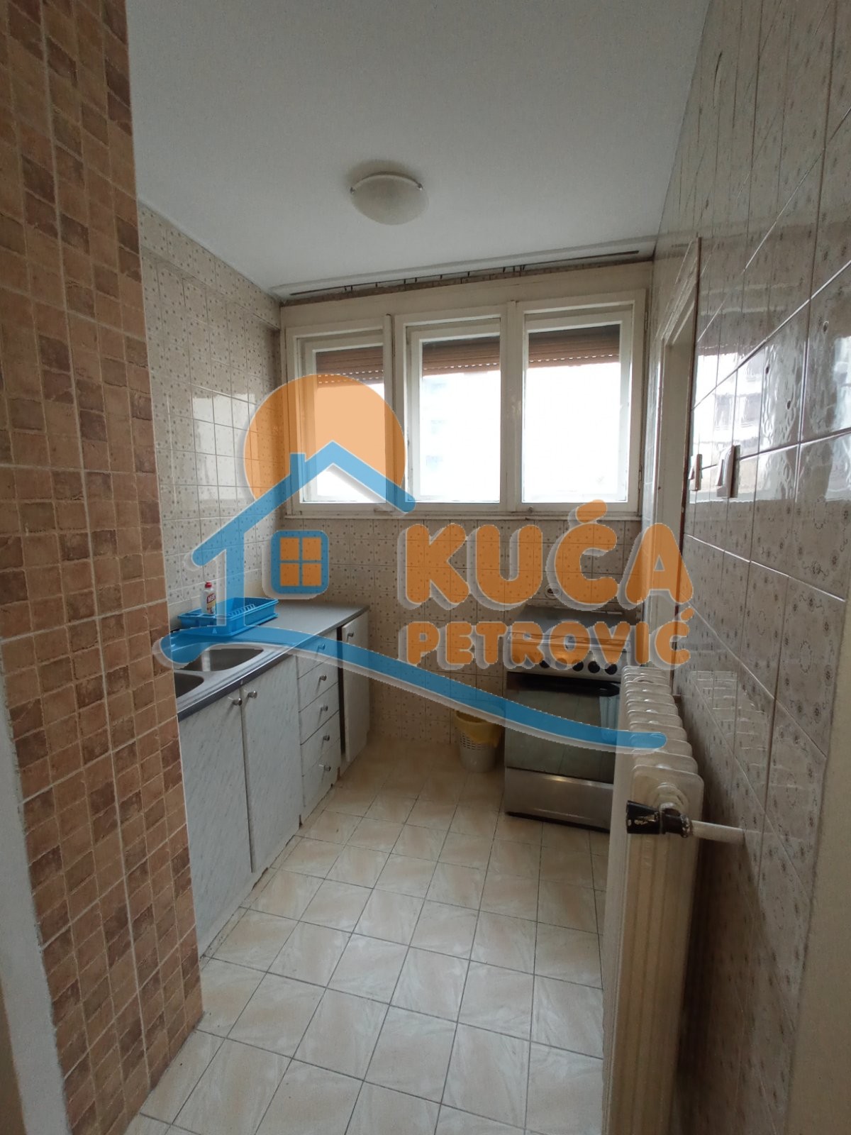 Izdaje se dvoiposoban stan u širem centru grada 65m2