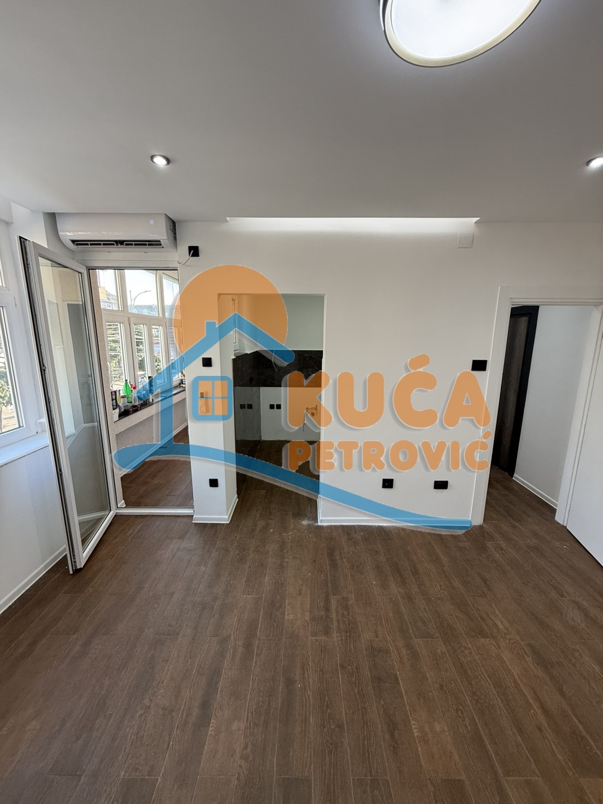 Izdaje se odličan dvosoban stan u strogom centru grada Niša kao poslovni prostor, 50m2