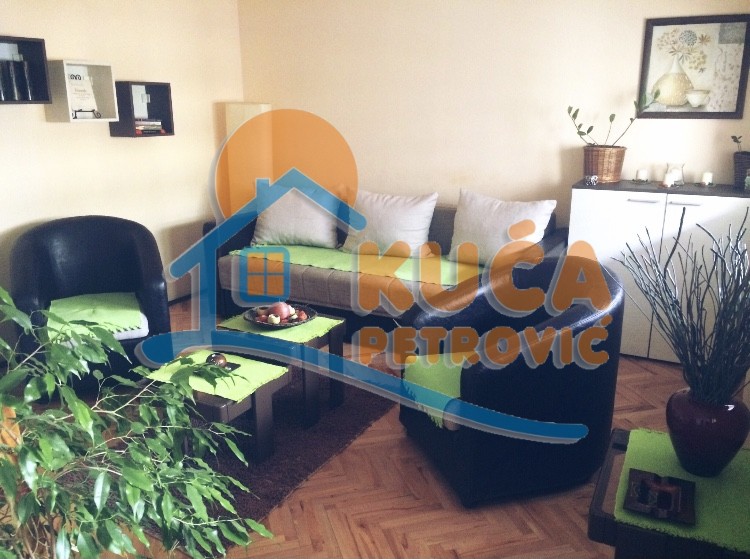 Izdaje se stan kod Zone III ! - Bulevar Nemanjića - 45.00m² - 300€