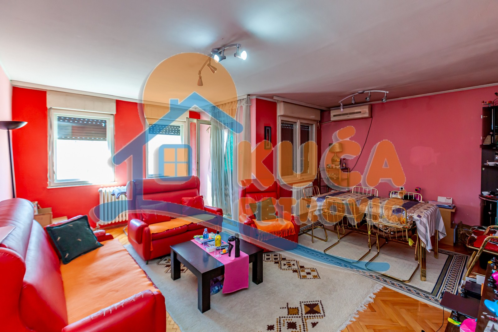 Četvorosoban  stan  u  centru, IV  sprat, 96 m2 plus  lođe