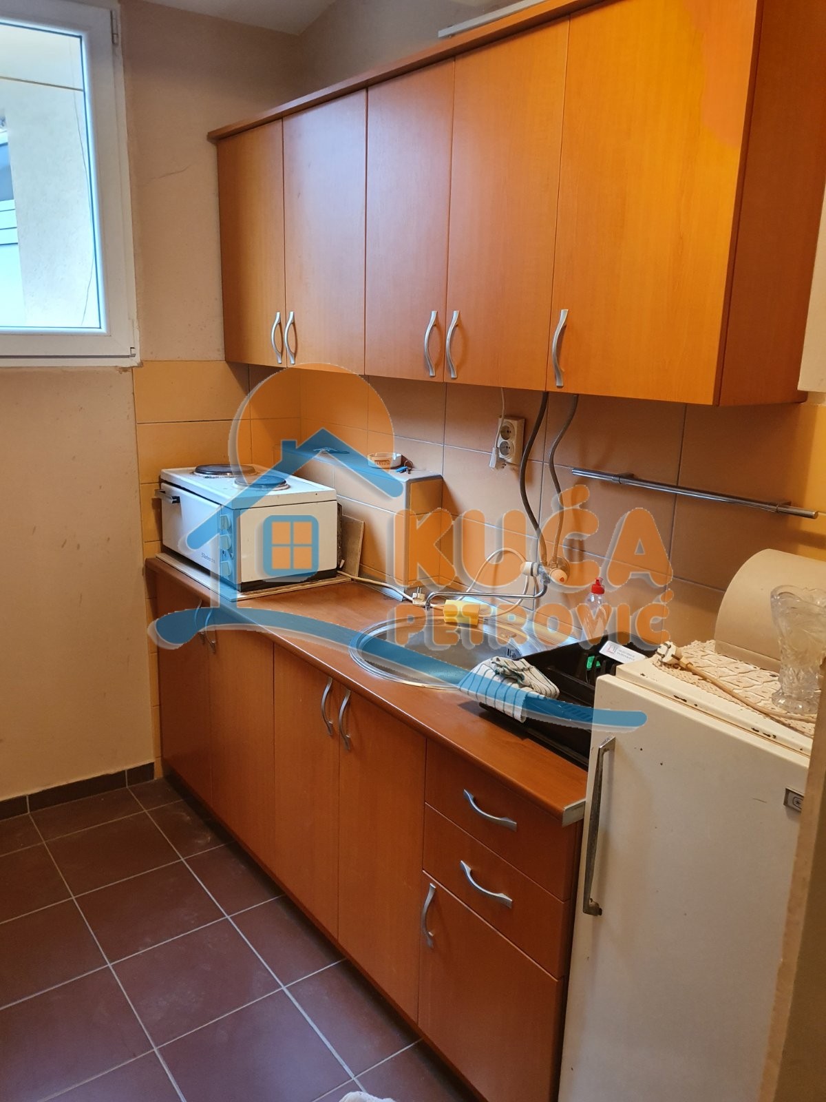 Izdaje se jednosoban stan u kući, u blizini Pravnog i Ekonomskog fakulteta, 22m2