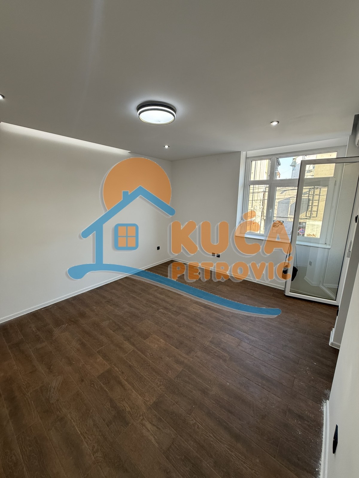 Izdaje se odličan dvosoban stan u strogom centru grada Niša kao poslovni prostor, 50m2 - Centar - 50.00m² - 500€