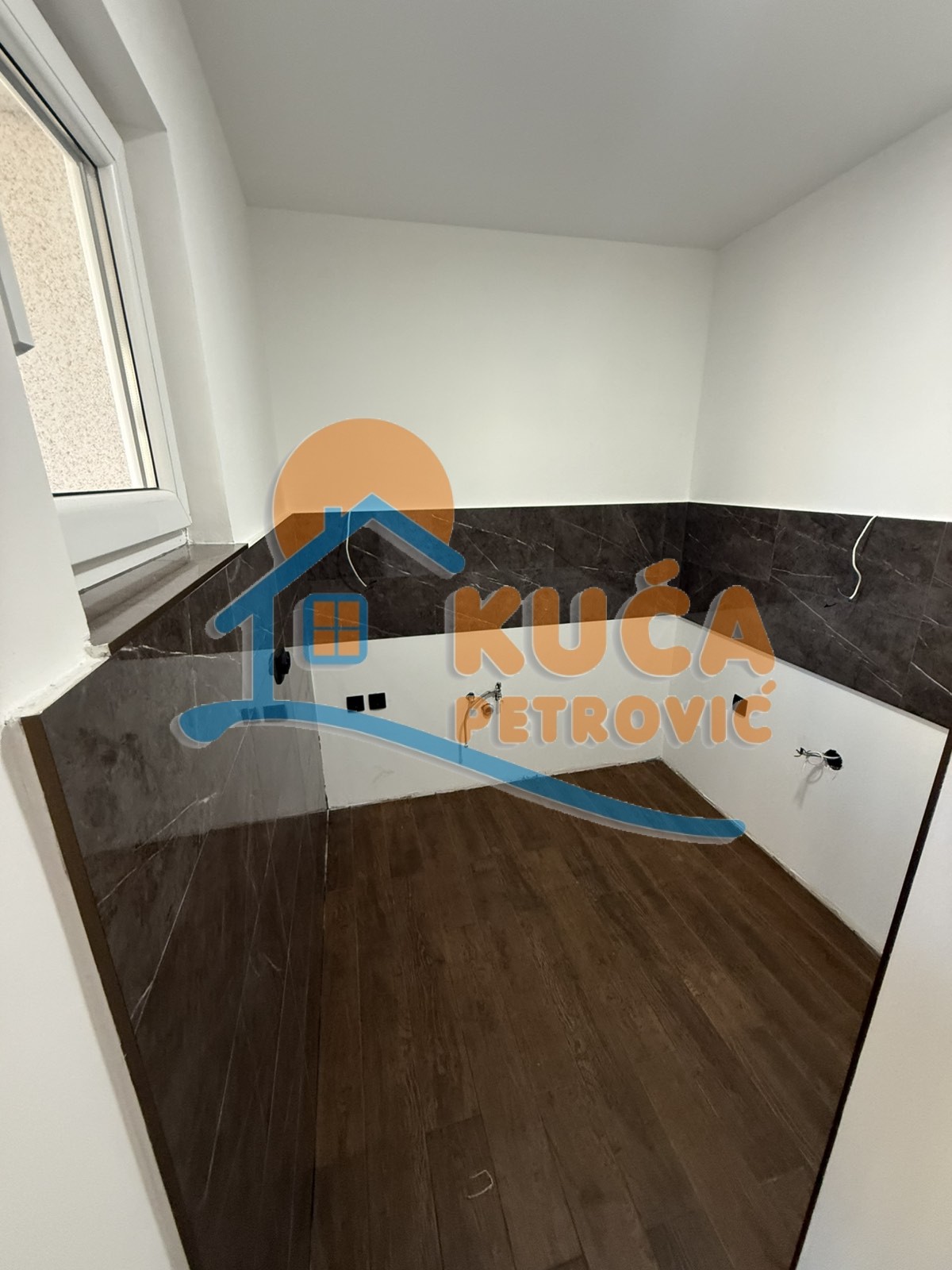 Izdaje se odličan dvosoban stan u strogom centru grada Niša kao poslovni prostor, 50m2