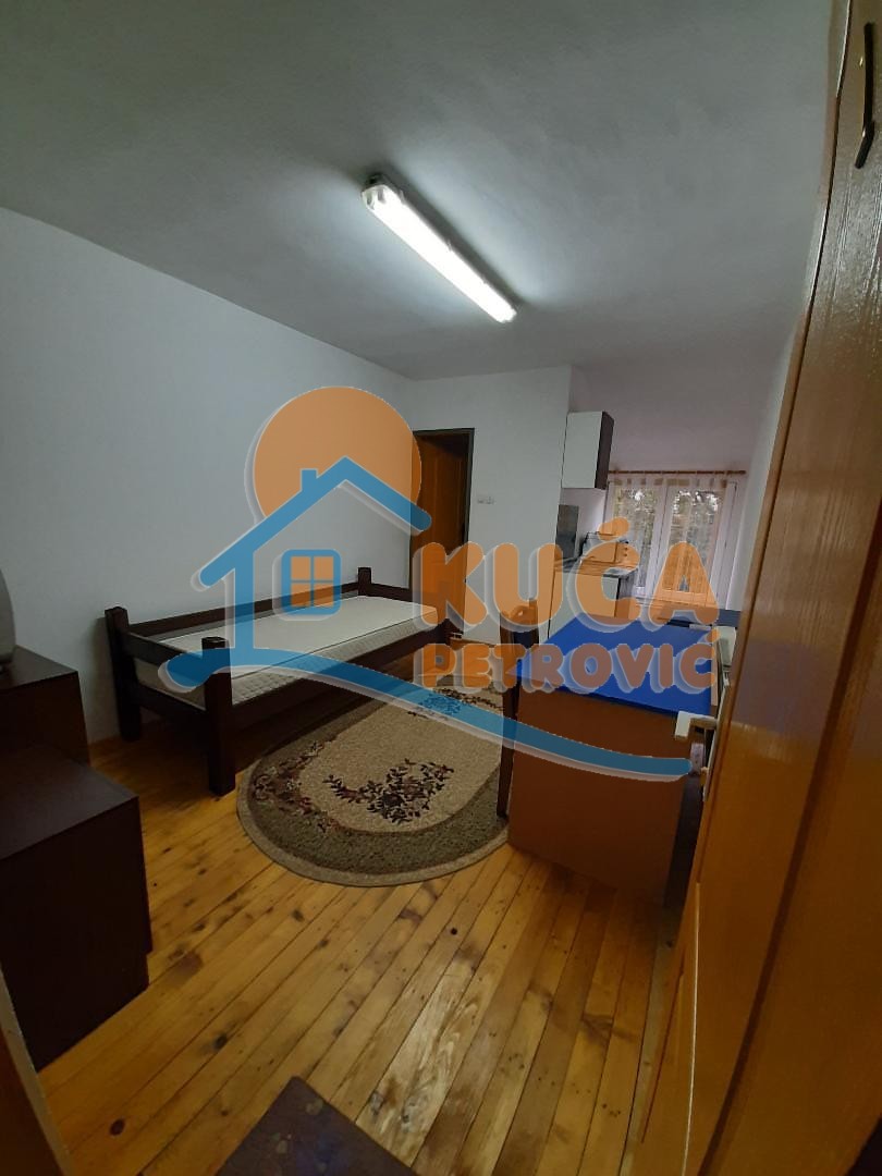 Izdaje se garsonjera kod Pravnog fakulteta, 25m2