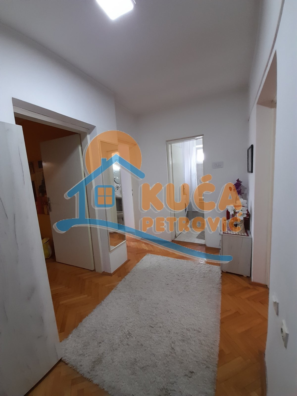 Izdaje se namešten dvoiposoban stan na Panteleju, površine 55 m2 - Durlan - 55.00m² - 300€