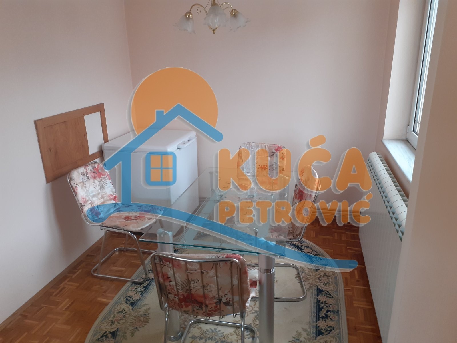 Izdaje se stan u kući u samom centru grada 99m2