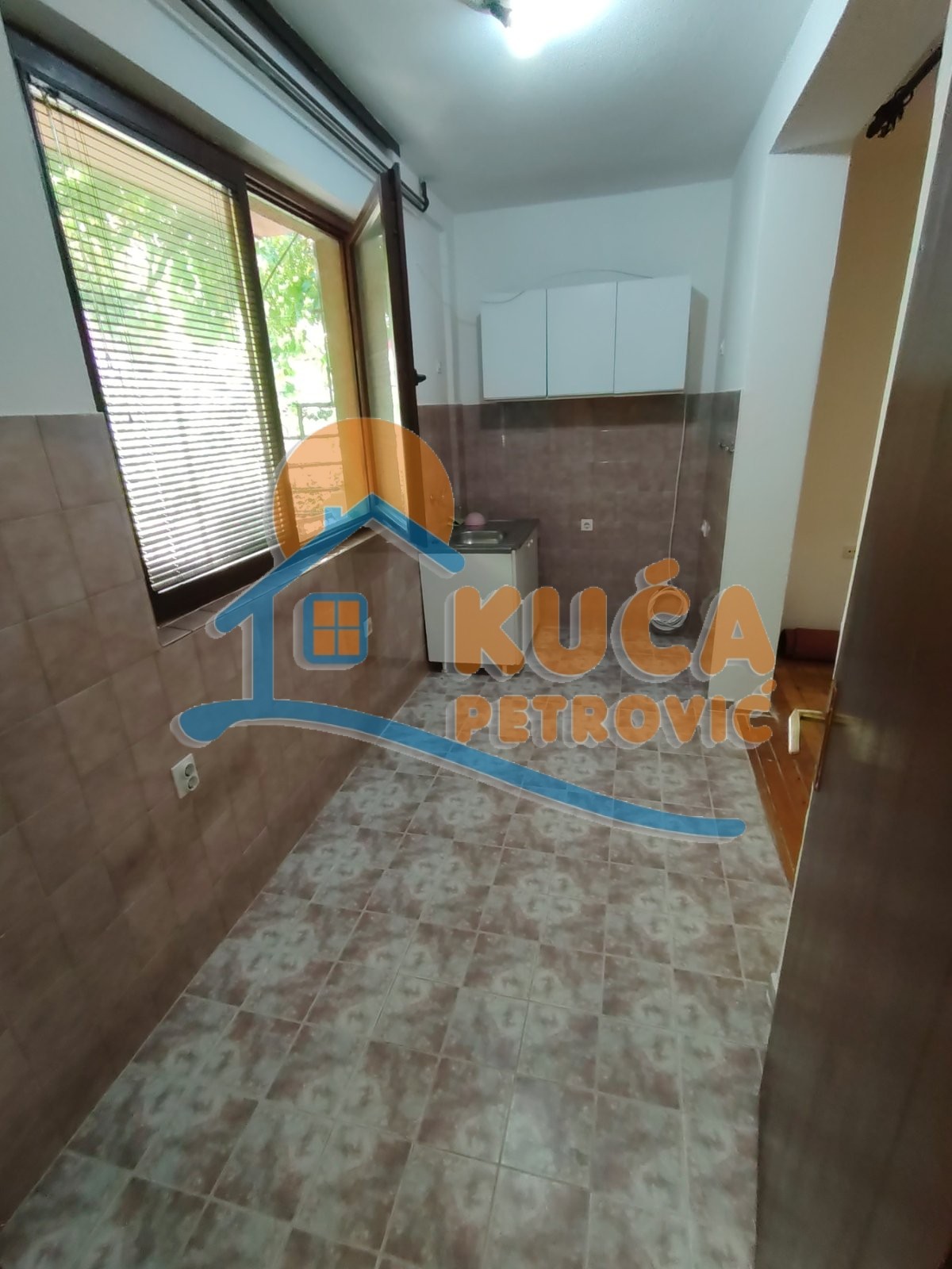 Izdaje se nenamešten stan u prizemlju kuće, 50m2