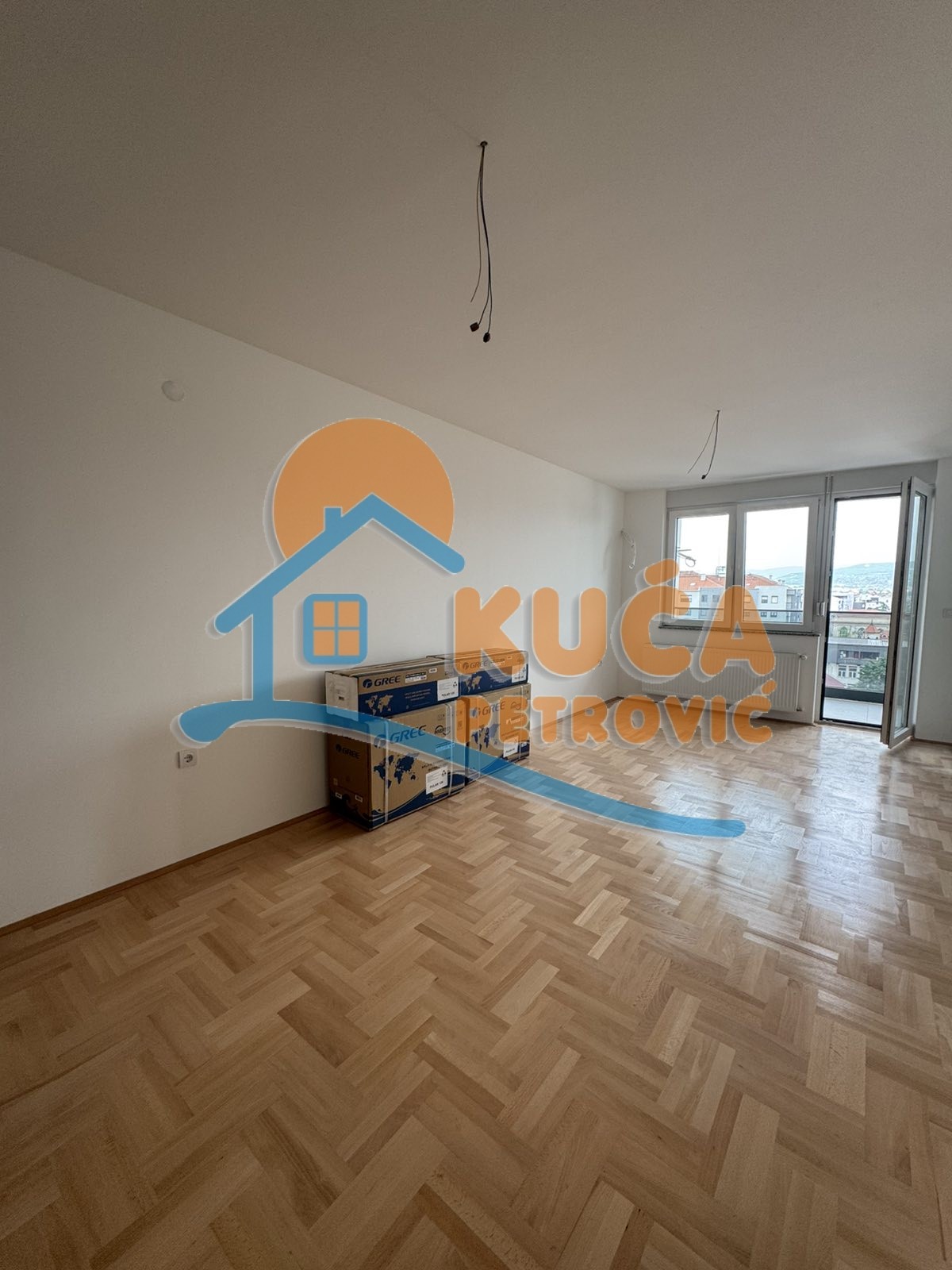 Izdaje se neuseljavan, polunamešten stan u Dušanovoj ulici, pored Berte, 53m2 - Centar - 53.00m² - 400€