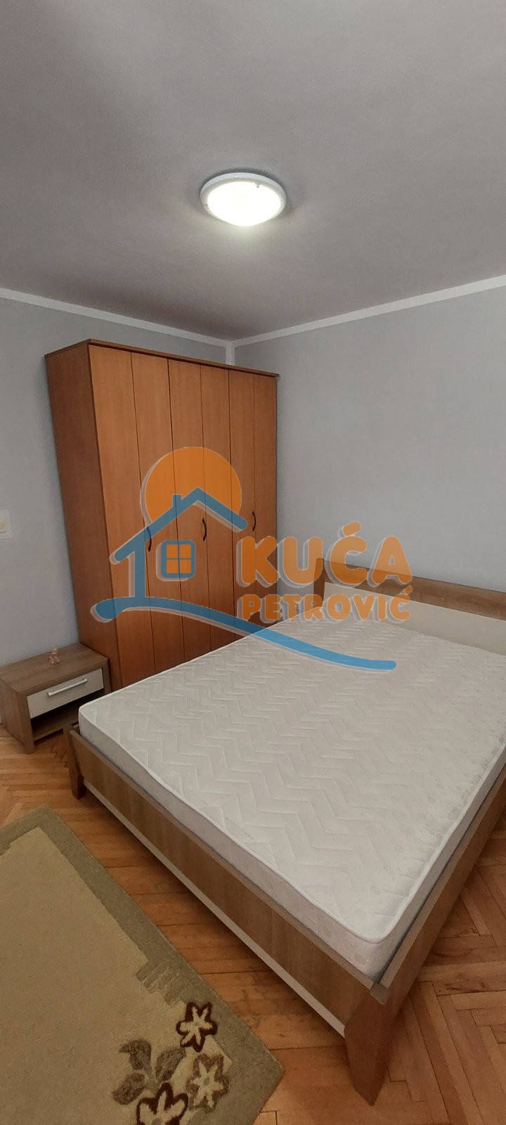Izdaje se jednoiposoban stan u centru Niša,  49m2!