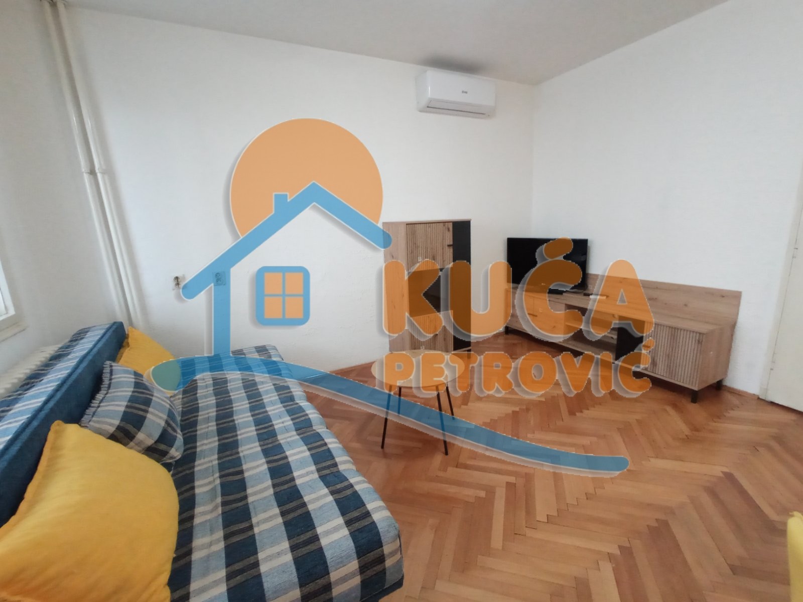 Izdaje se dvoiposoban stan u širem centru grada 65m2 - Centar - 65.00m² - 330€